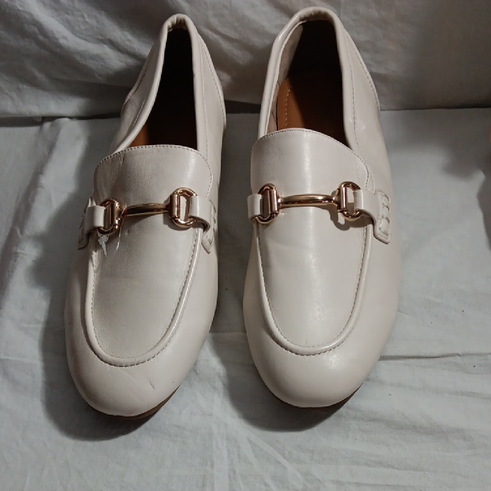 Elegant Cream Loafers with Gold Accent